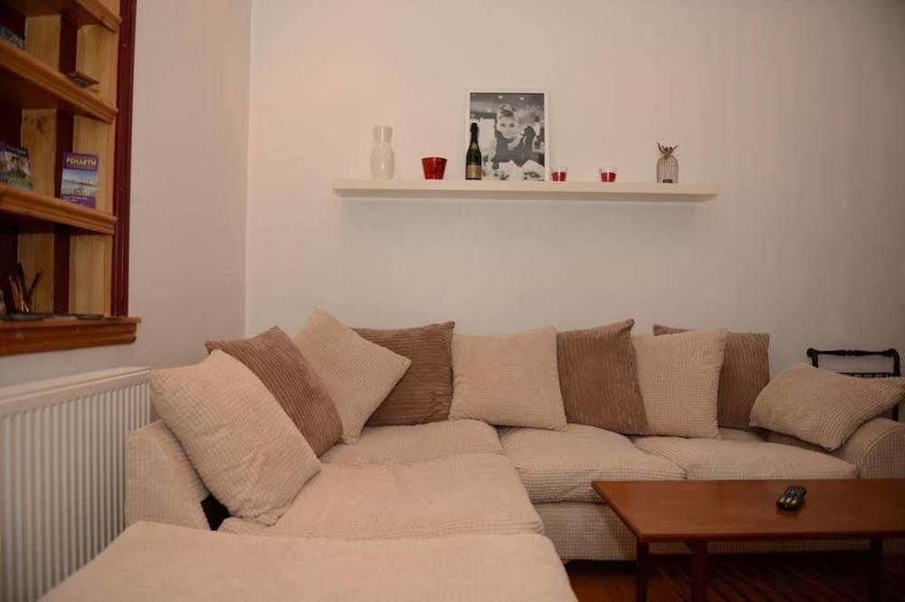 F3 2 Bedroomed Town House - Free Parking - Super 150 Mbps Wifi Near Gavin N Stacey Film House - 1 Free Dog Allowed Barry Eksteriør bilde